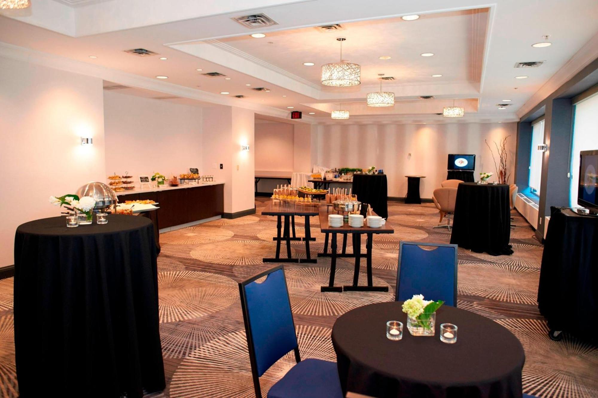 Courtyard By Marriott Toronto Downtown Hotel Ngoại thất bức ảnh
