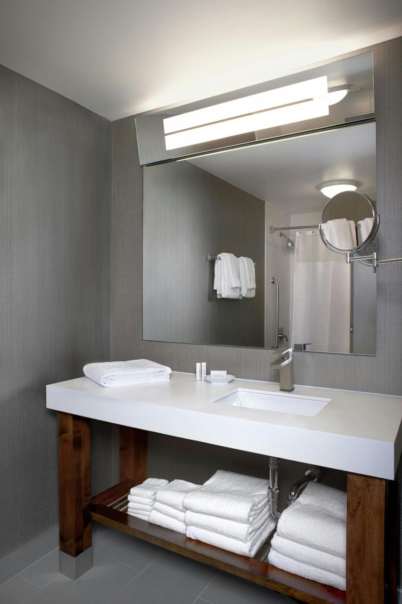 Courtyard By Marriott Toronto Downtown Hotel Ngoại thất bức ảnh